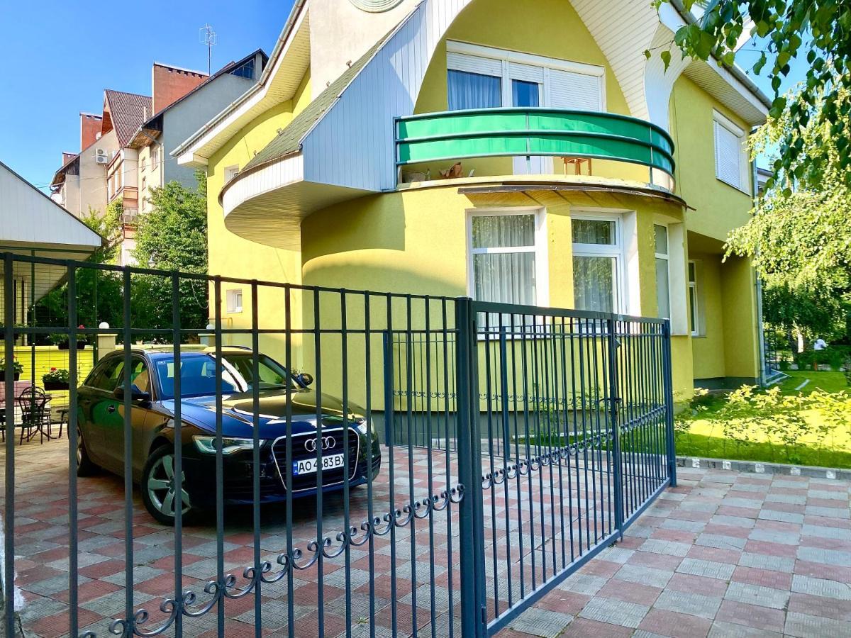 Appartement Авіа à Oujhorod Extérieur photo