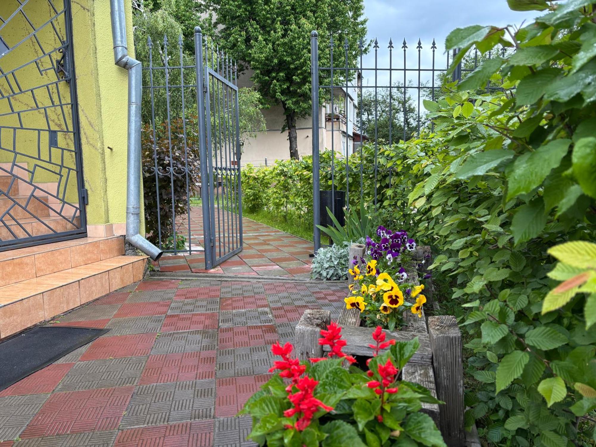 Appartement Авіа à Oujhorod Extérieur photo